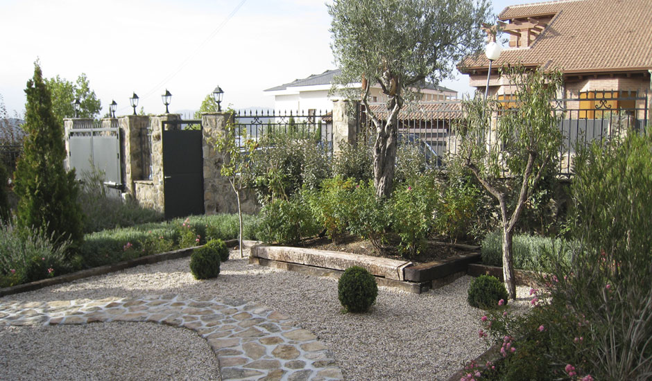 Imagen ejemplo de jardines con bajo mantenimiento en Manzanares El Real. Teresa Jara Paisajista