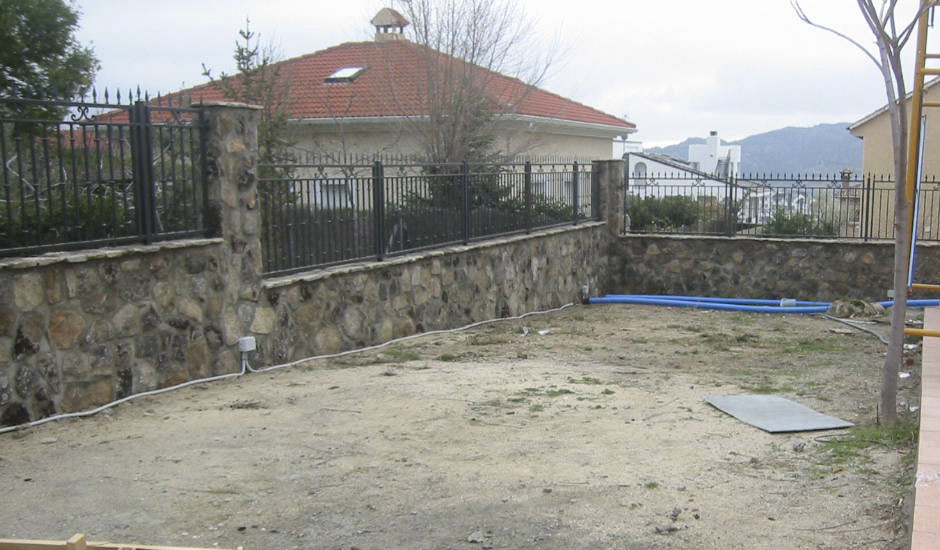 Imagen proyecto jardín con bajo mantenimiento Manzanares El Real Madrid. Teresa Jara Paisajista