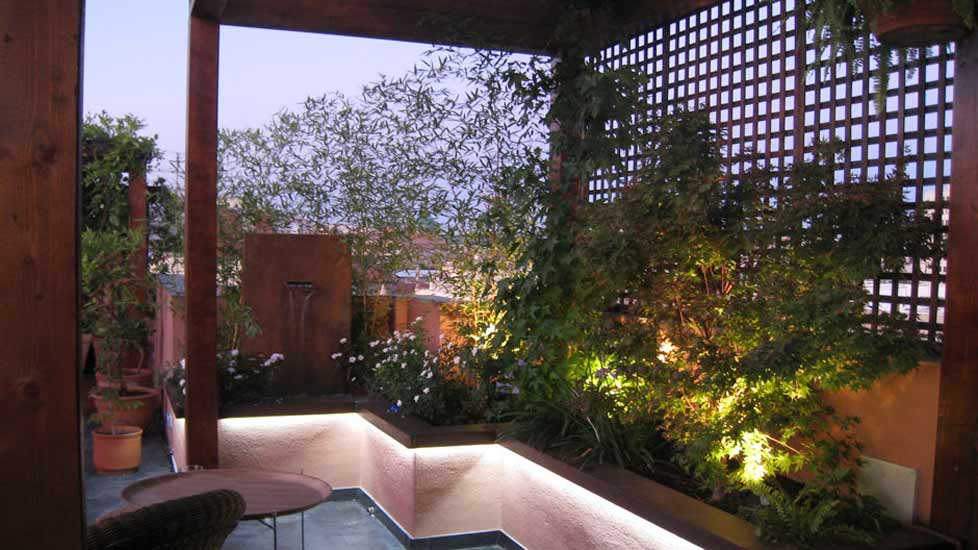 Imagen jardines con terraza y pérgola de Teresa Jara Paisajista en Madrid